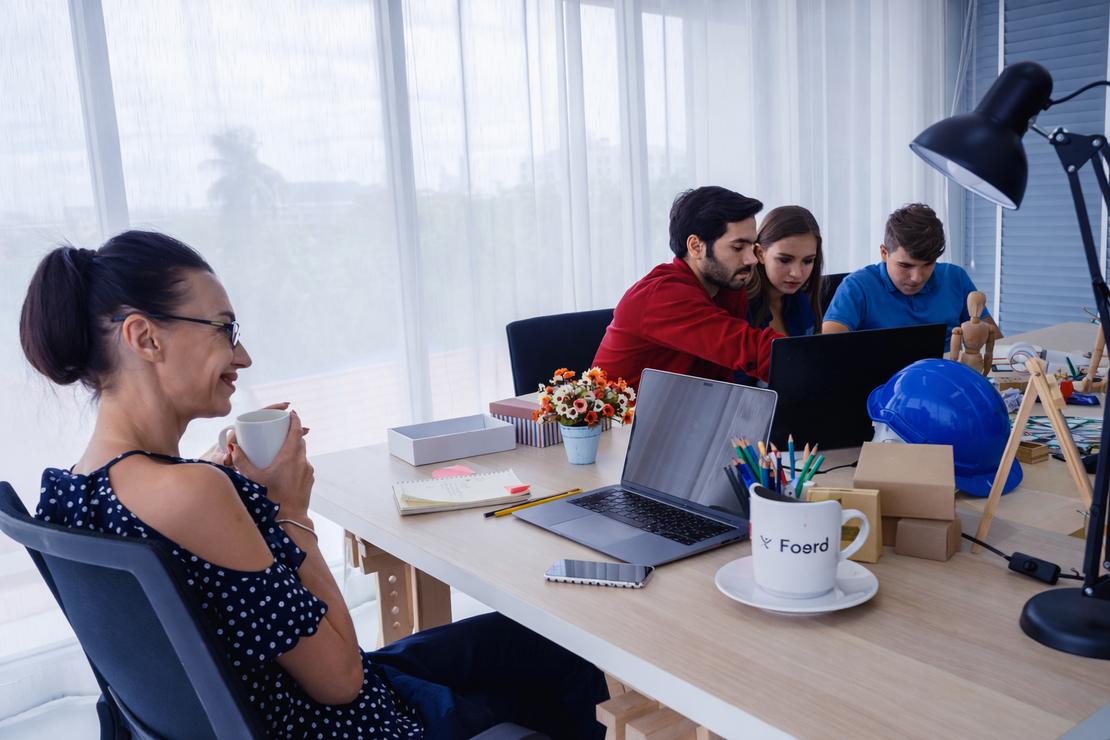 SME team managing projects, team hours and invoicing in FlowQi