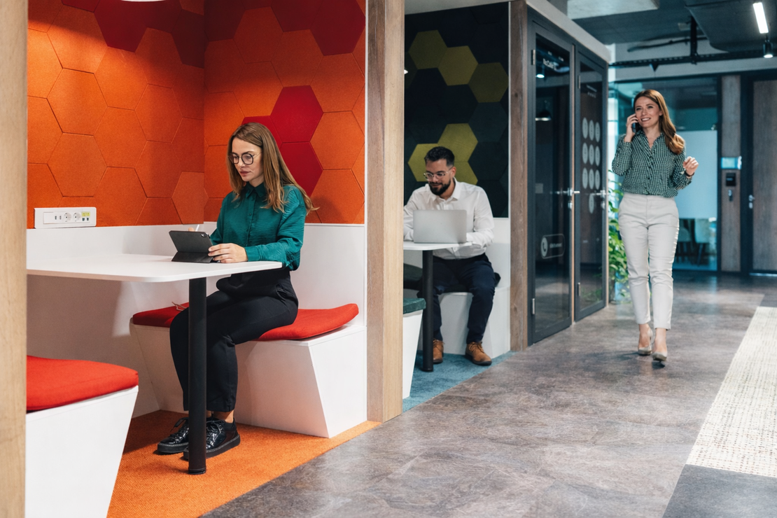 Enterprise leadership-team bekijkt een portfolio-dashboard in FlowQi